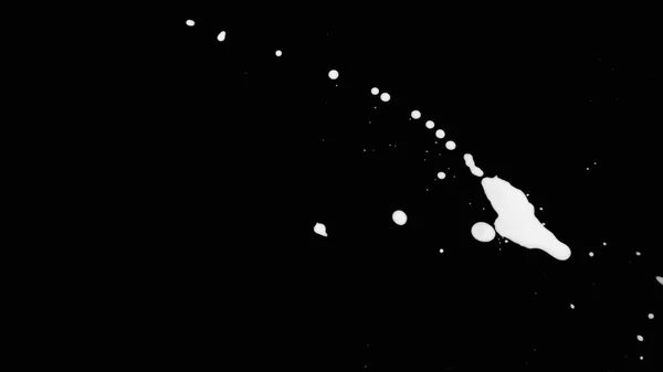 Λευκό μελάνι πιτσιλίσματα πάνω από μαύρη οθόνη υποβάθρου — Φωτογραφία Αρχείου