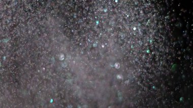 Siyah arka plan üzerinde patlayan gerçekçi Glitter.