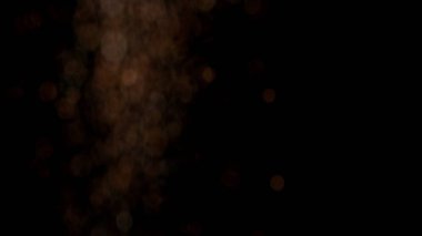 Siyah arka plan üzerinde patlayan gerçekçi Glitter.