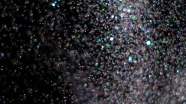 Siyah arka plan üzerinde patlayan gerçekçi Glitter.