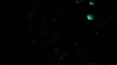 Siyah arka plan üzerinde patlayan gerçekçi Glitter.