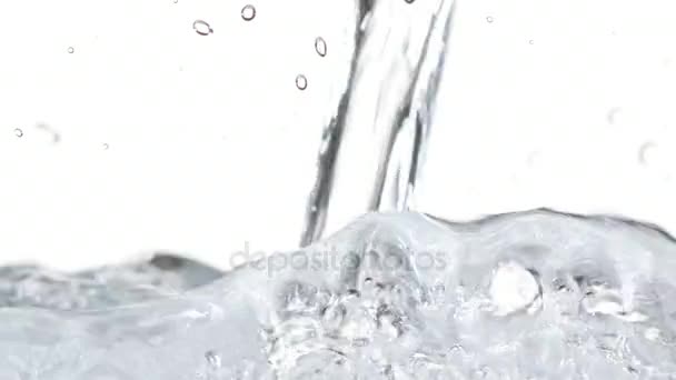Wasser ergießt Makroaufnahmen. weißer Hintergrund — Stockvideo