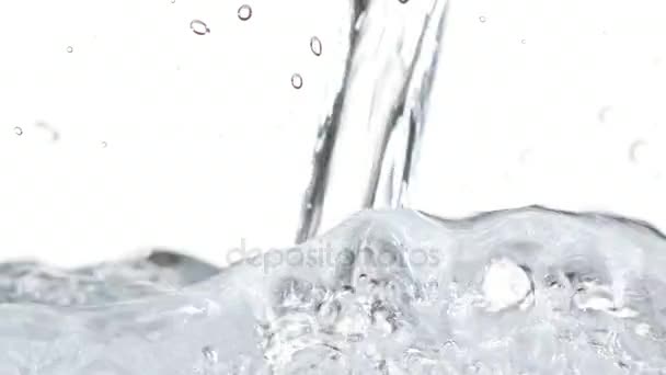 Water gieten van beelden van de Macro. Witte achtergrond — Stockvideo