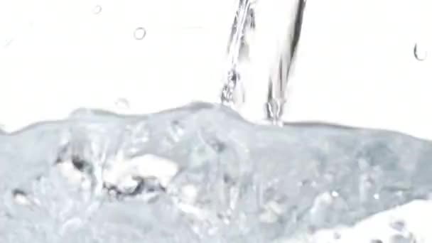 Water gieten van beelden van de Macro. Witte achtergrond — Stockvideo