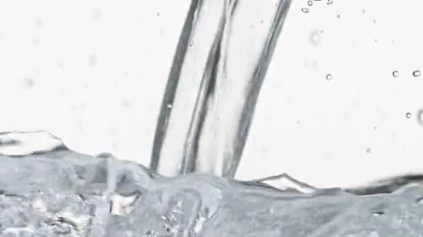 Νερό ρίχνει πλάνα μακρο. Λευκό φόντο — Αρχείο Βίντεο