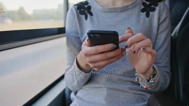 Una joven usando un teléfono inteligente en el autobús — Vídeos de Stock