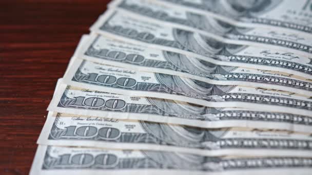 Куча банкнот на сто долларов на столе — стоковое видео