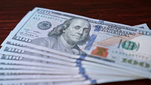Táplált halom száz dollár-bankjegyek az asztalra — Stock videók