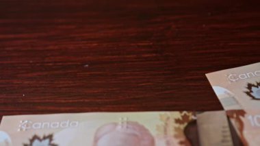 Yüz dolarlık banknot bir tabloda yığını Fanlı