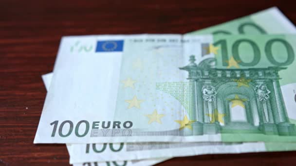 Stapel von Hundert-Euro-Scheinen auf einem Tisch