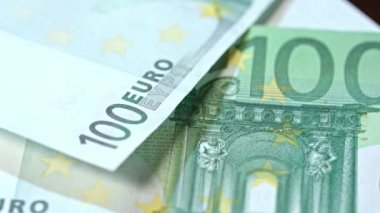 Bir tablo üzerinde yüz Euro banknot yığını