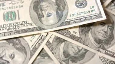 Yüz dolarlık banknotlar bir tabloda yığını
