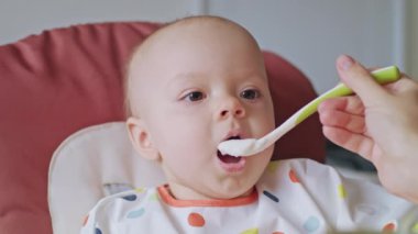 Bir kız bebek püresi evde yemek
