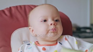 Bir kız bebek püresi evde yemek