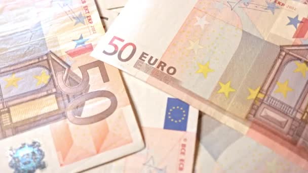 Mucchio di cinquanta banconote in euro su un tavolo — Video Stock