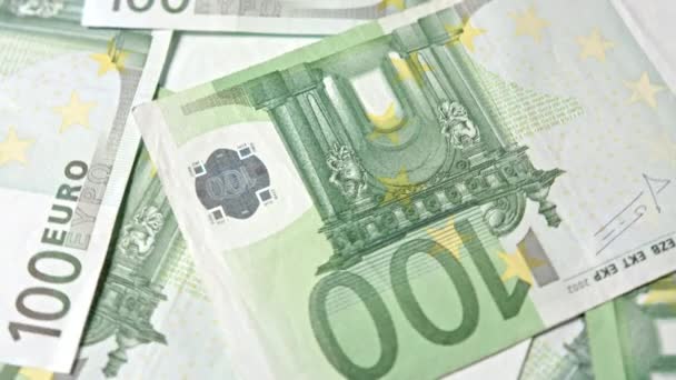 Montón de billetes de cien euros sobre una mesa — Vídeos de Stock