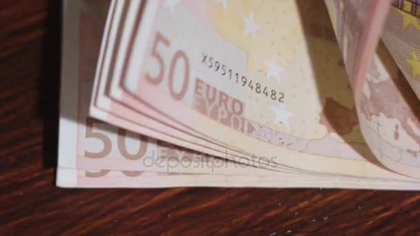 Högen av femtio eurosedlar på ett bord — Stockvideo