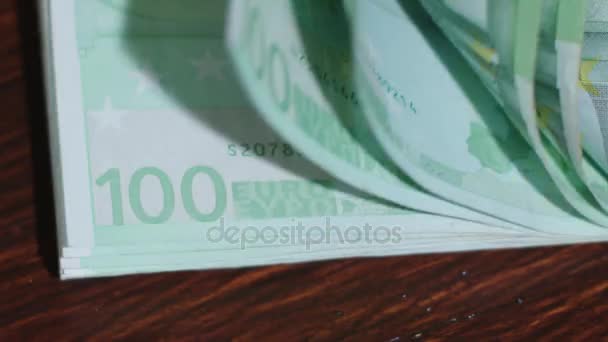 Kupie kilkaset banknotów Euro na stole — Wideo stockowe