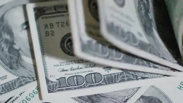 Yüz dolarlık banknotlar bir tabloda yığını — Stok video