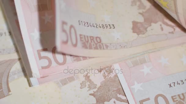 Stapel van vijftig Euro-bankbiljetten op een tafel — Stockvideo
