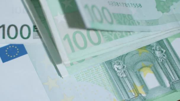 Högen av hundra eurosedlar på ett bord — Stockvideo
