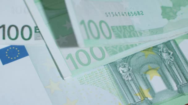 Куча банкнот в сто евро на столе — стоковое видео