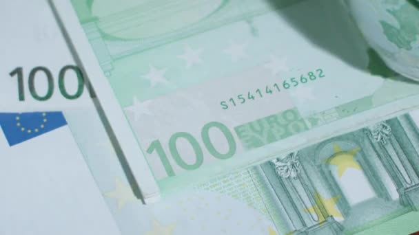 Куча банкнот в сто евро на столе — стоковое видео