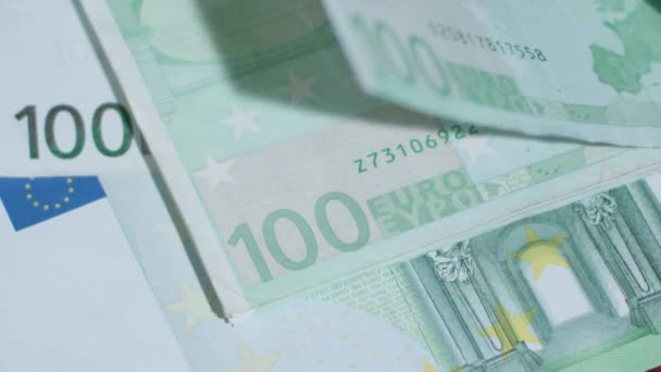 Montón de billetes de cien euros sobre una mesa — Vídeos de Stock