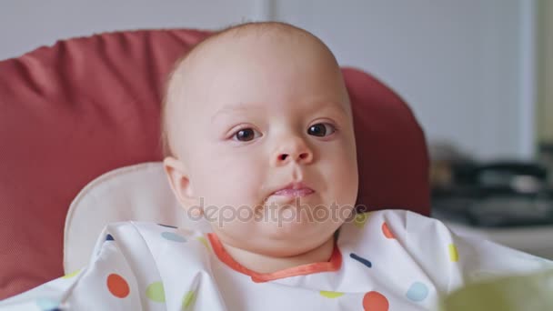 Uma menina comendo purê em casa — Vídeo de Stock