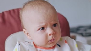 Bir kız bebek püresi evde yemek
