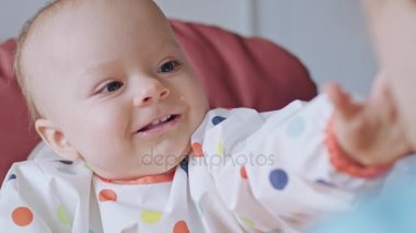 Bir kız bebek püresi evde yemek