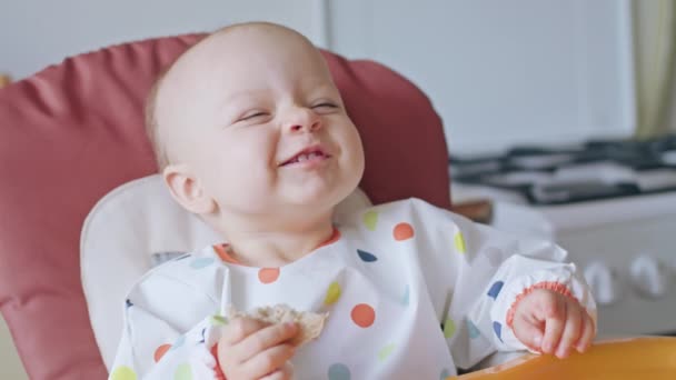 Ein kleines Mädchen, das zu Hause Brot isst — Stockvideo