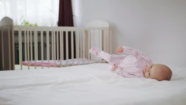 Младенец на все лады на кровати — стоковое видео