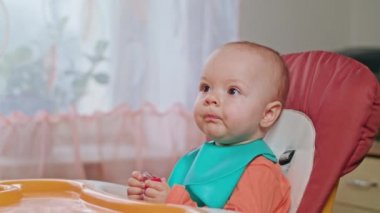 Bir kız bebek püresi evde yemek