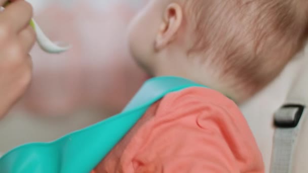 Bir kız bebek püresi evde yemek — Stok video
