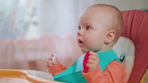 Uma menina comendo purê em casa — Vídeo de Stock