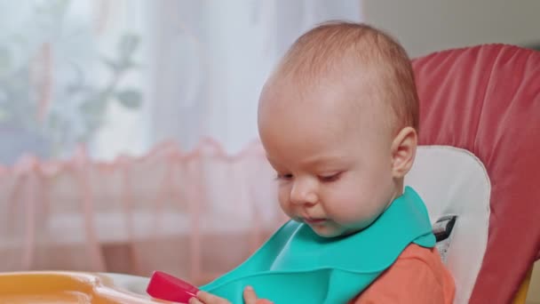Una niña comiendo puré en casa — Vídeo de stock