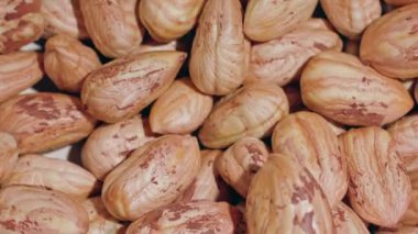 Soyulmuş badem portre