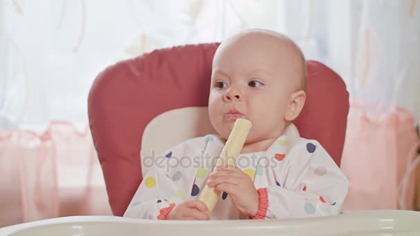 Uma menina comendo waffle e brincando em casa — Vídeo de Stock