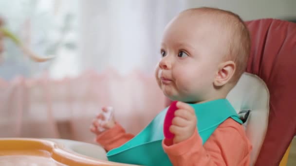 Ένα κοριτσάκι που τρώει στο σπίτι πουρέ — Αρχείο Βίντεο