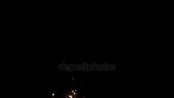 Brilhando Fluxo de faíscas de fogos de artifício no escuro — Vídeo de Stock