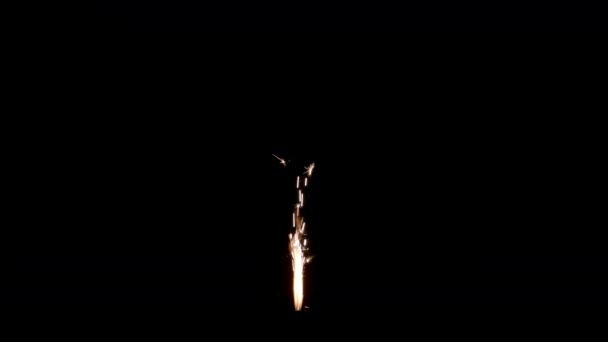Brillante flujo de chispas de fuegos artificiales en la oscuridad — Vídeos de Stock