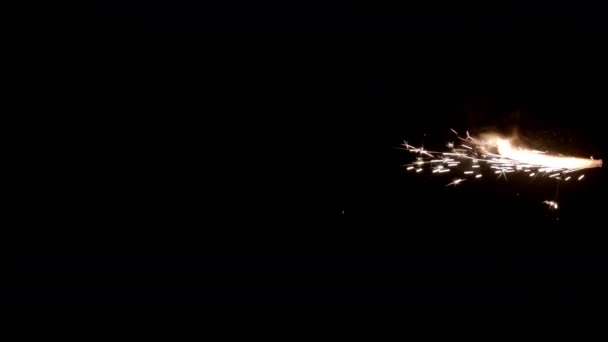 Brillante flujo de chispas de fuegos artificiales en la oscuridad — Vídeos de Stock