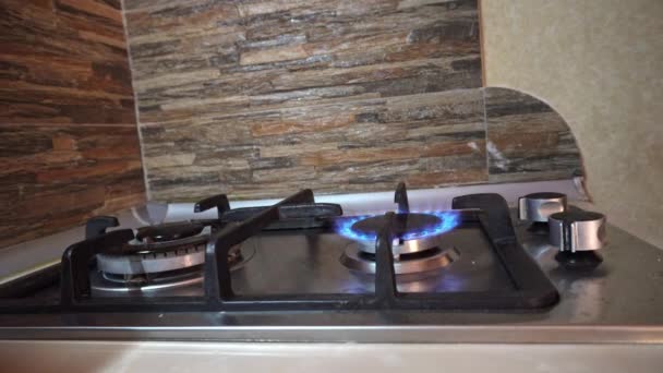 Encender y apagar un quemador de estufa — Vídeo de stock