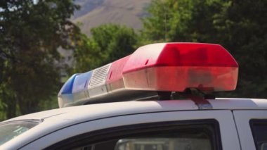 Bir polis arabası çatı monte Lightbar