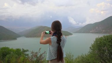 Bir genç kadın alarak fotoğraf göl yakınındaki.