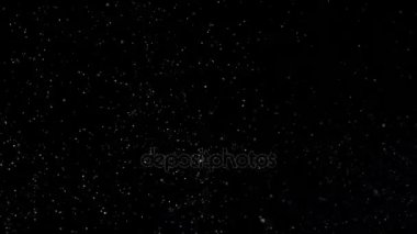 Siyah arka plan üzerine ağır çekim kar,