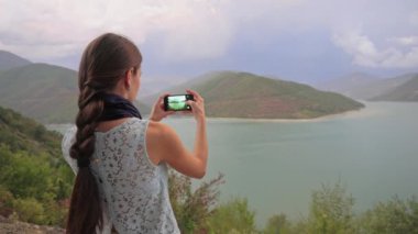 Bir genç kadın alarak fotoğraf göl yakınındaki.