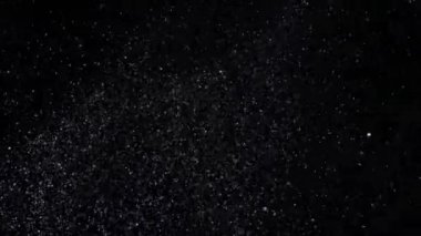 Siyah arka plan üzerine ağır çekim kar,