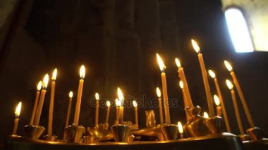Konik mumlar yanan kilisede